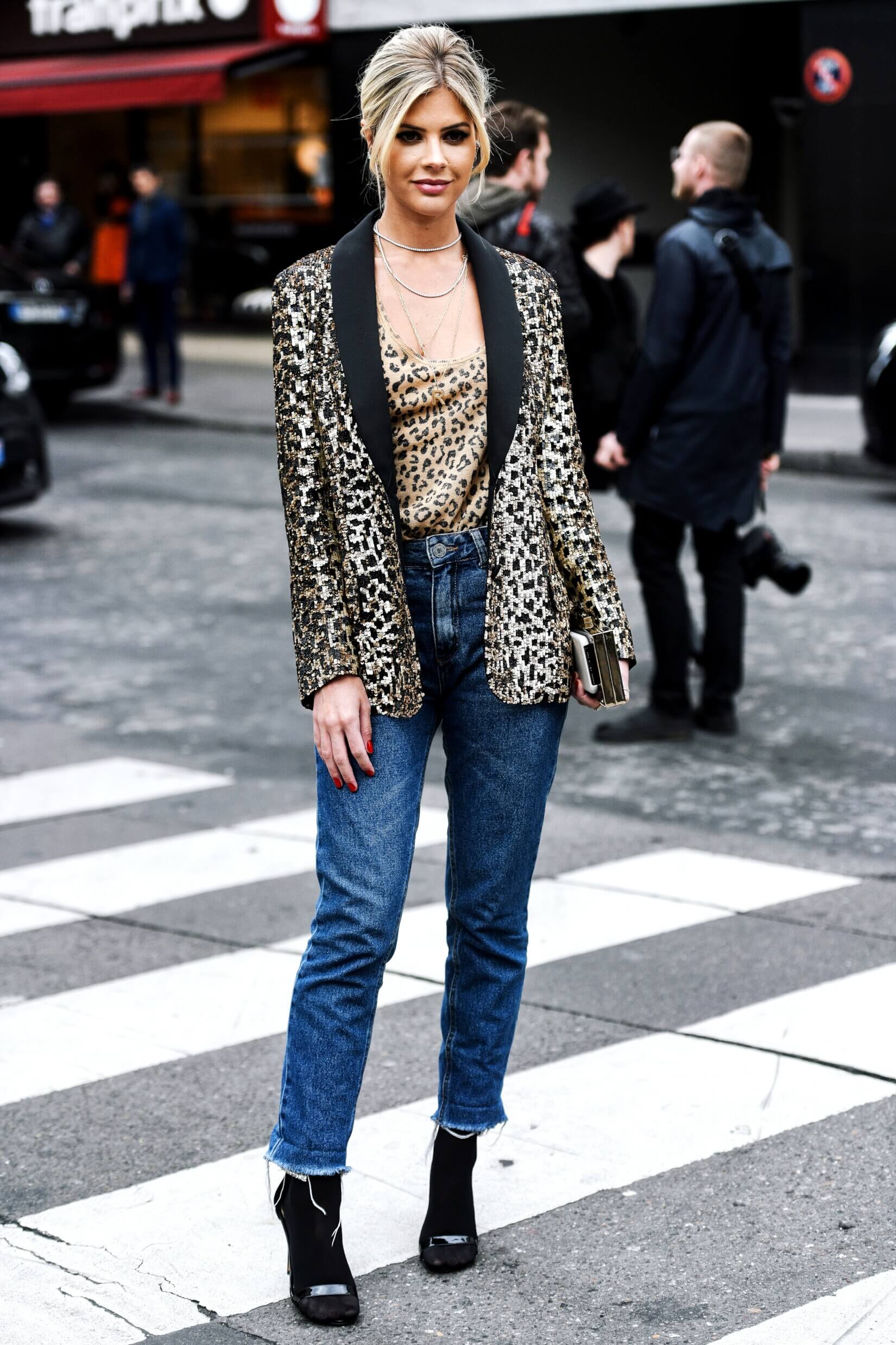 Comment porter le jean droit indémodable : 10 looks