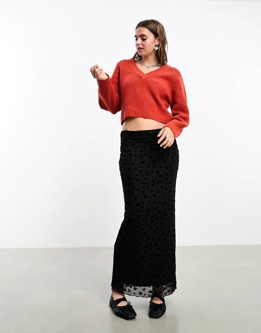 Monki – Monki – Pull en maille à col en V – Rouge à <del>36,99 €</del> 18,50 € chez ASOS