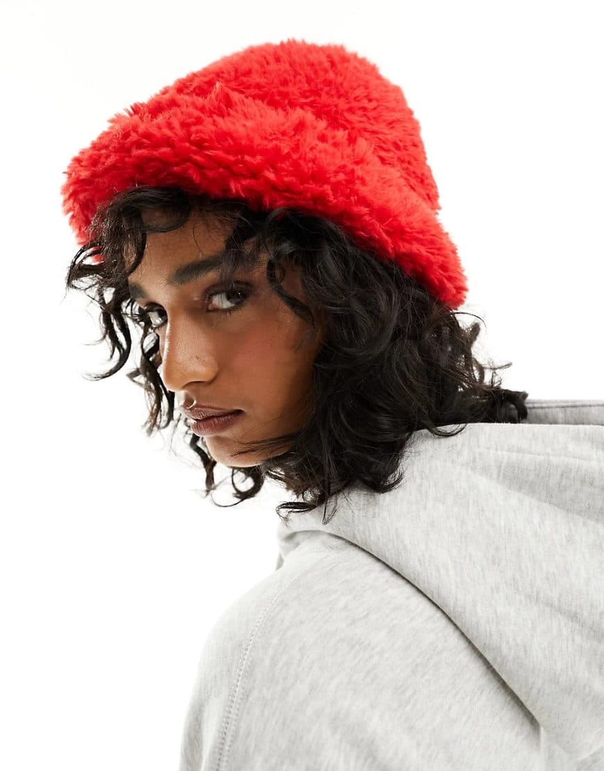 Monki – Monki – Chapeau en fausse fourrure douce – Rouge à <del>18,99 €</del> 9,50 € chez ASOS