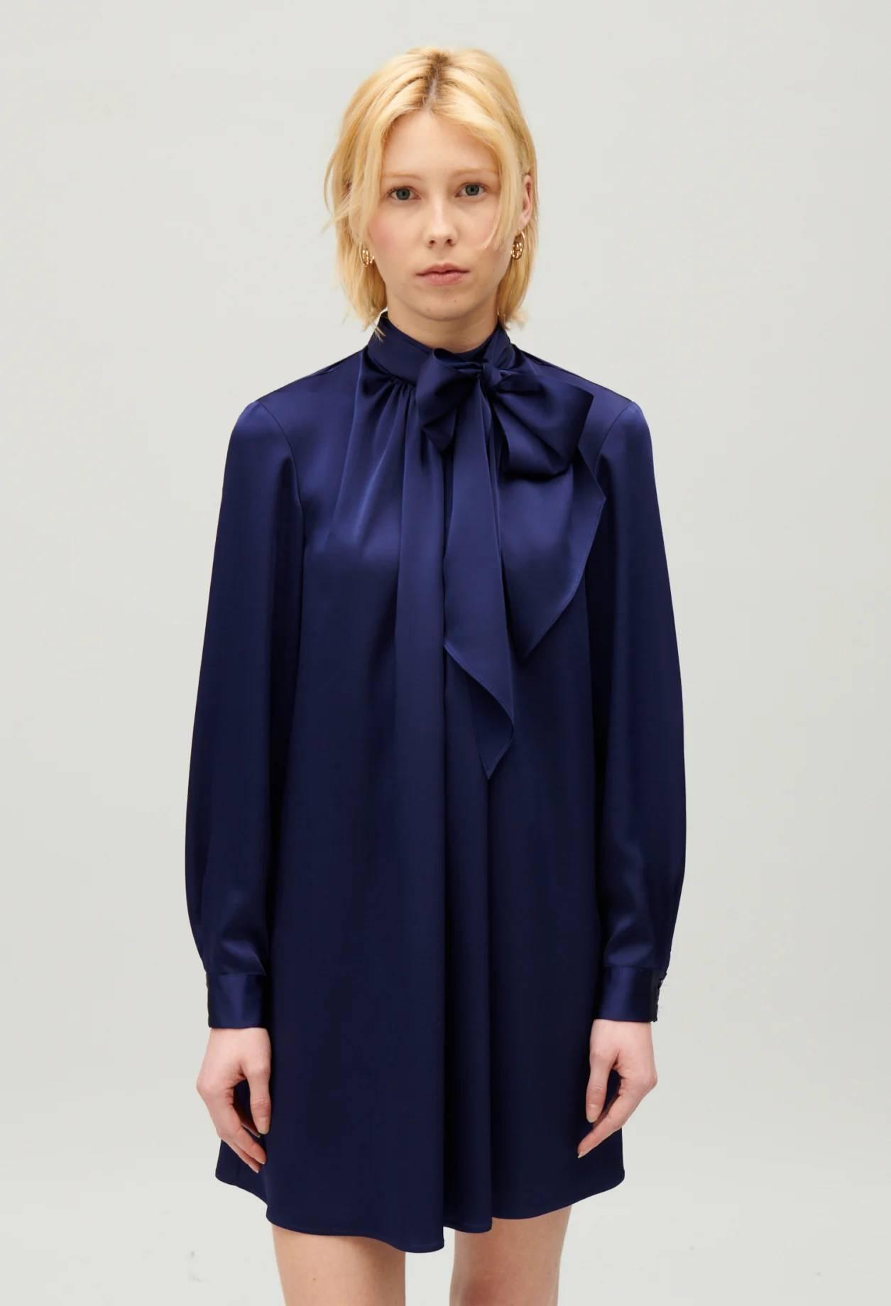 Claudie Pierlot – ROBE COURTE LAVALLIÈRE INDIGO à 285 € chez Claudie Pierlot