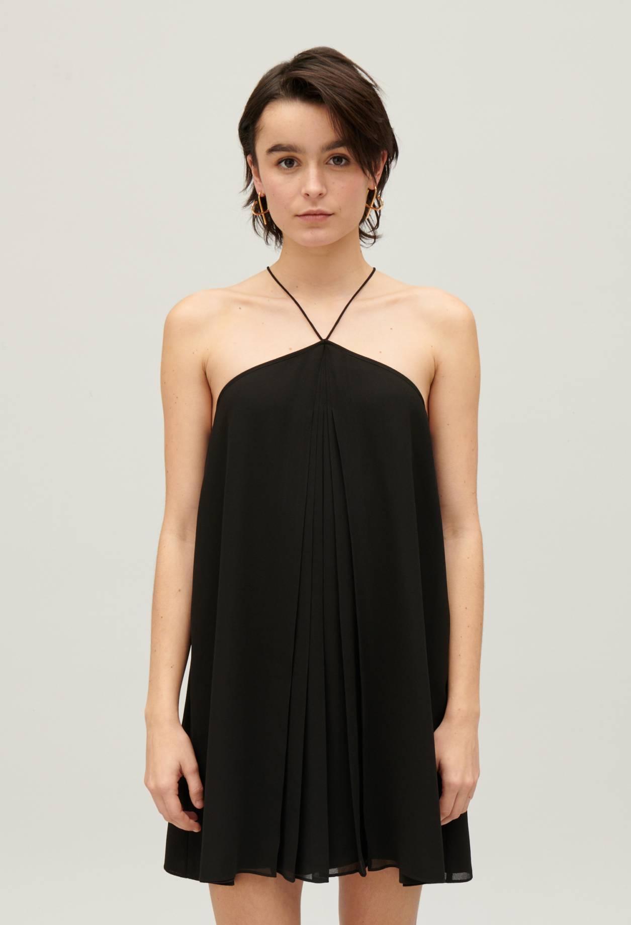 Claudie Pierlot – ROBE COURTE PLISSÉE NOIRE à 245 € chez Claudie Pierlot