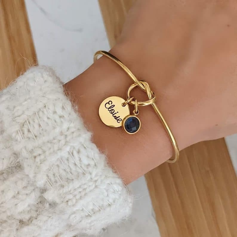 Etsy – Bracelet jonc avec médailles à graver en acier inoxydable et pierre de naissance • Bracelet personnalisé, Cadeau naissance, Cadeau maman à 13,50 € chez Etsy