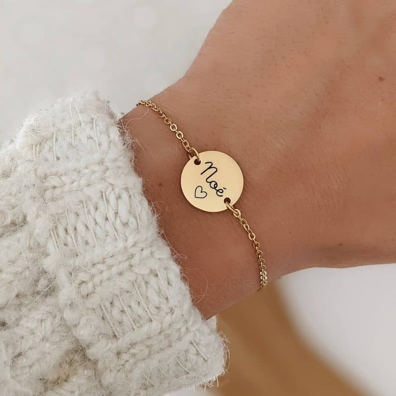 Etsy – Bracelet avec médaille à graver avec chaîne fine en acier inoxydable • Bracelet personnalisé, Cadeau naissance, Cadeau maman, Saint Valentin à 19,50 € chez Etsy