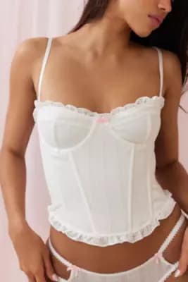 Wild Lovers – Corset en maille pointelle Jennifer en Blanc à 69 € chez Urban Outfitters