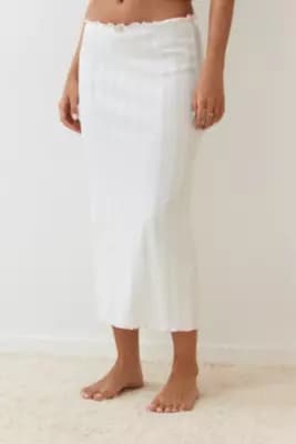 Wild Lovers – Jupe midi en maille pointelle Becky en Blanc à 55 € chez Urban Outfitters