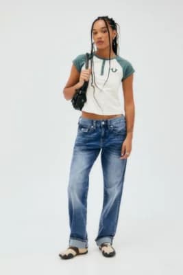 True Religion – Jean droit délavé Ricky en En denim teint à 115 € chez Urban Outfitters