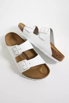 Birkenstock – Sandales en cuir huilé Arizona blanches à 100 € chez Urban Outfitters