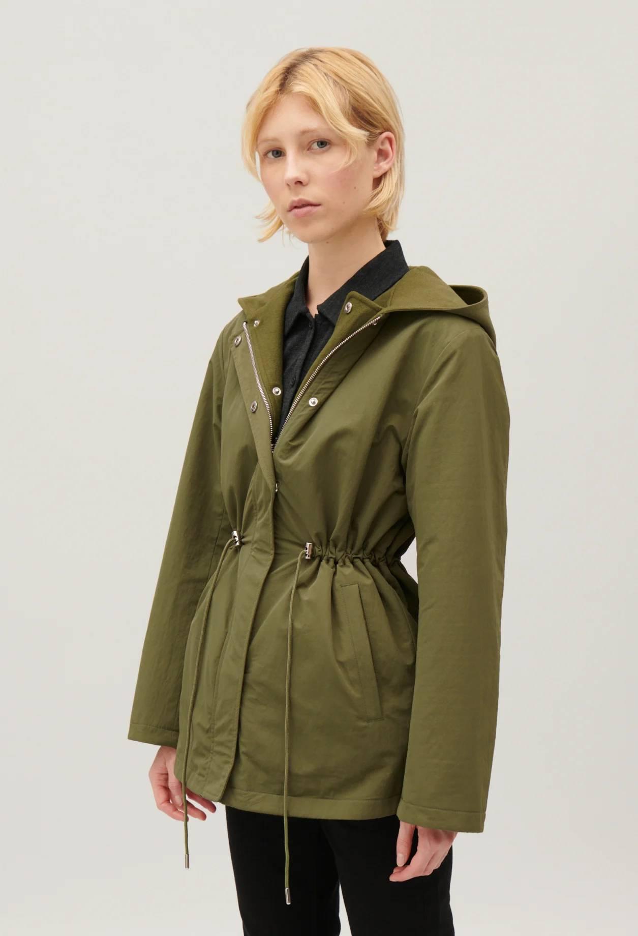 Claudie Pierlot – Parka capuche réversible kaki à 435 € chez Claudie Pierlot