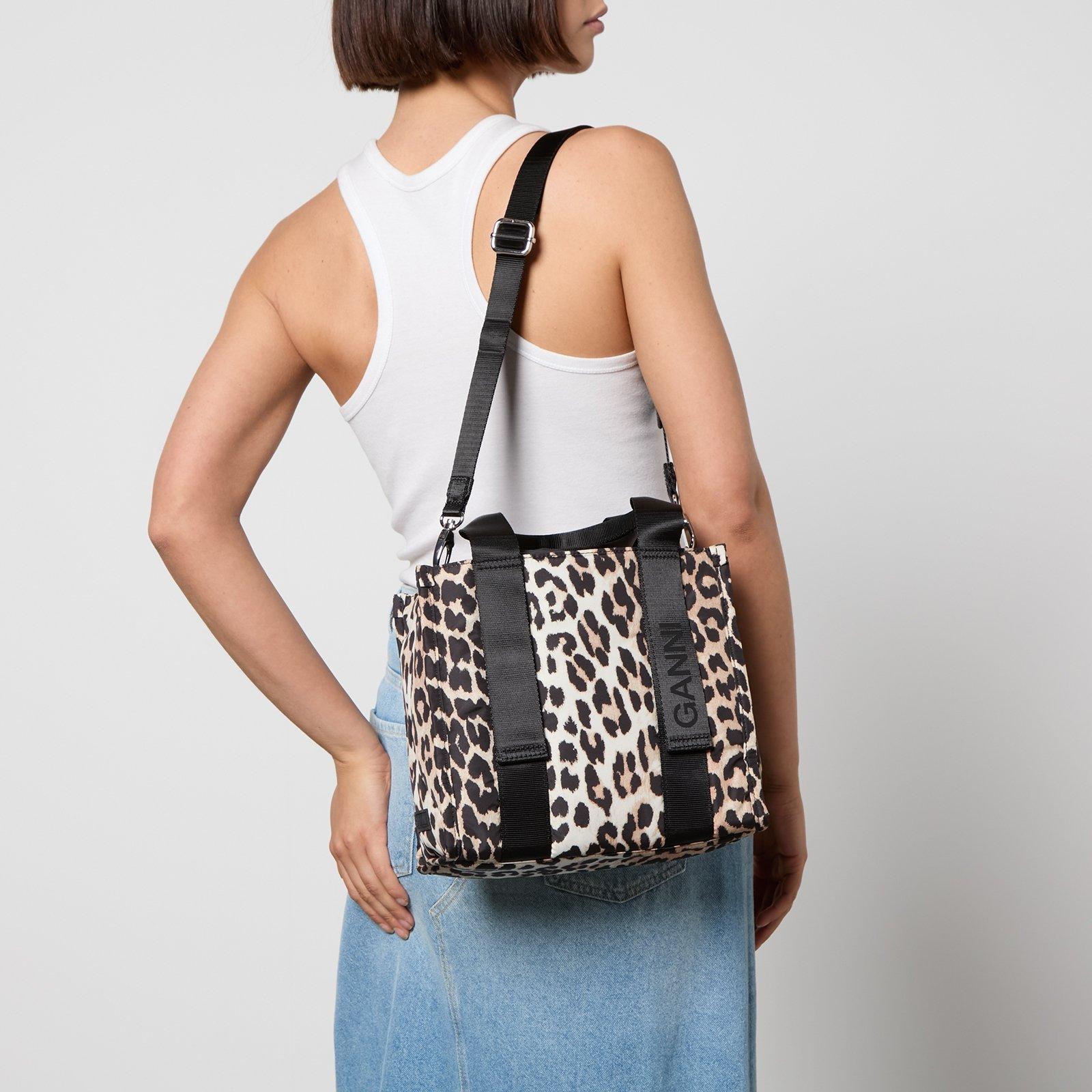 Ganni – Ganni Tech Small Leopard-Print Canvas Tote Bag à 228,15 € chez MyBag