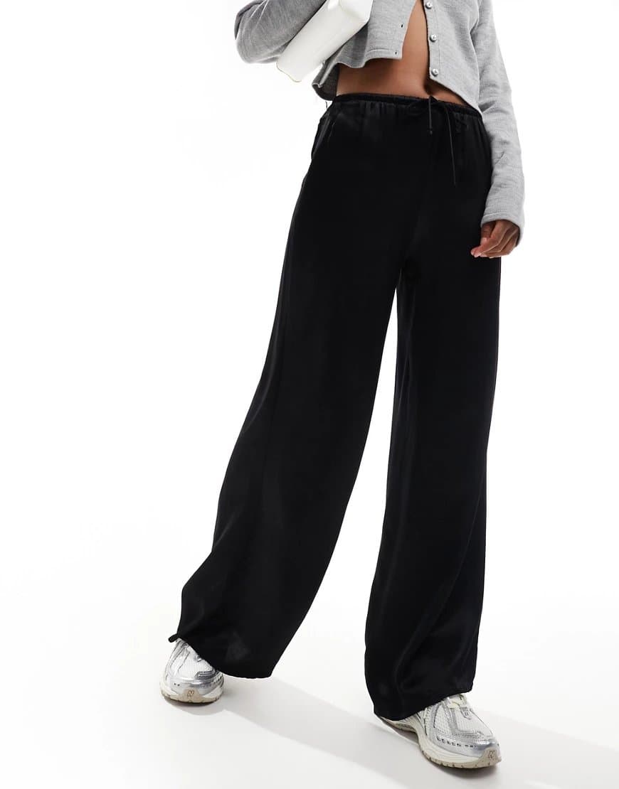 Pantalon large noué à la taille en satin