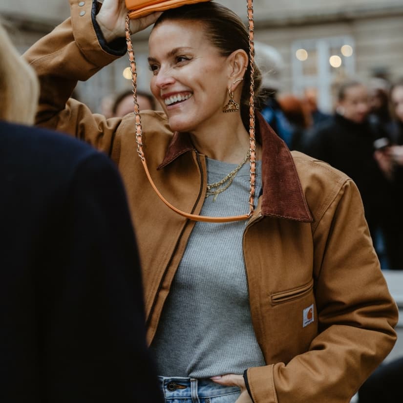 Un exemple de look avec une veste Carhartt, un jean et un sac de couleur