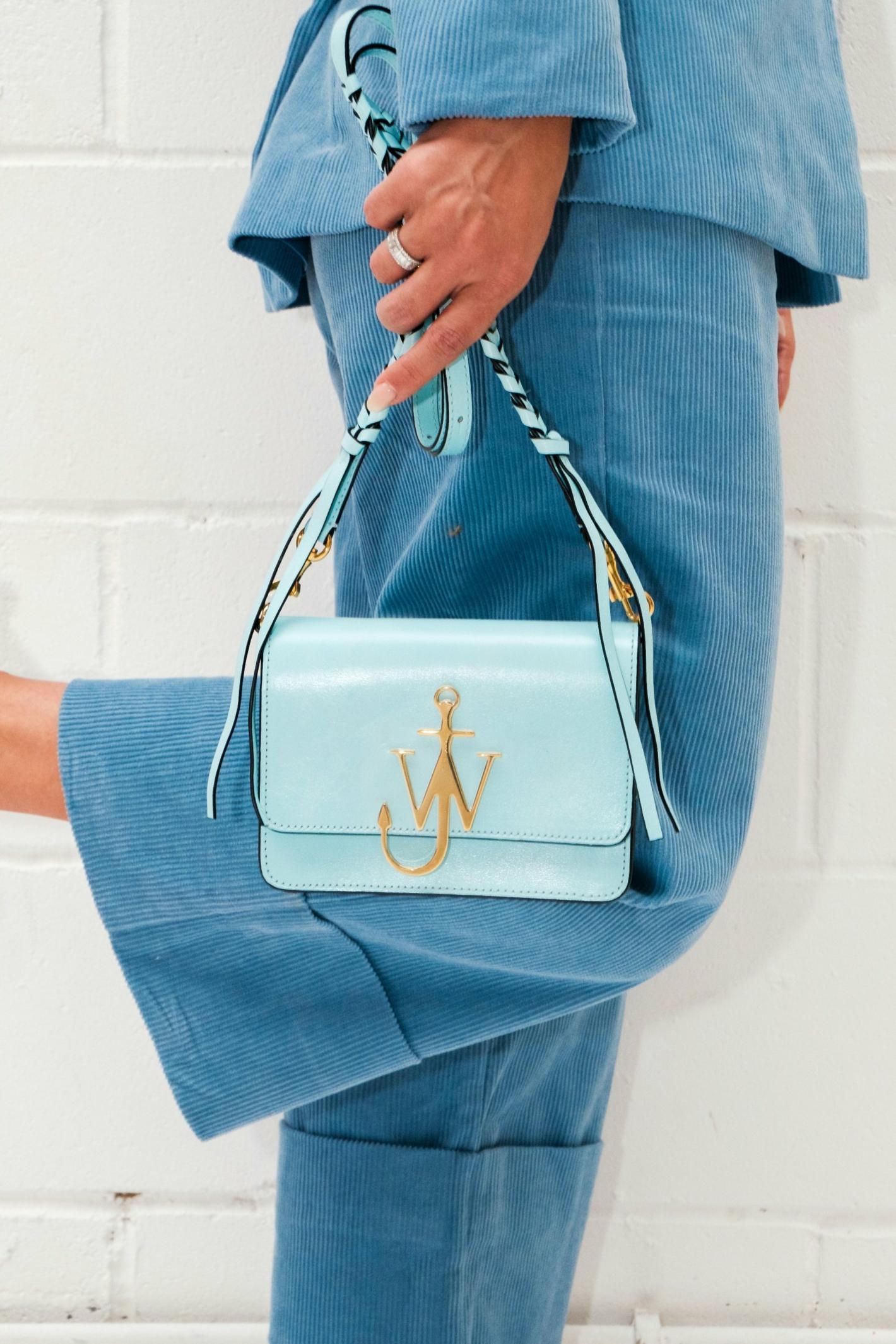 Sac bleu clair de luxe à rabat Anchor Logo Bag de JW Anderson pour femme© Ehimetalor Akhere/Unsplash