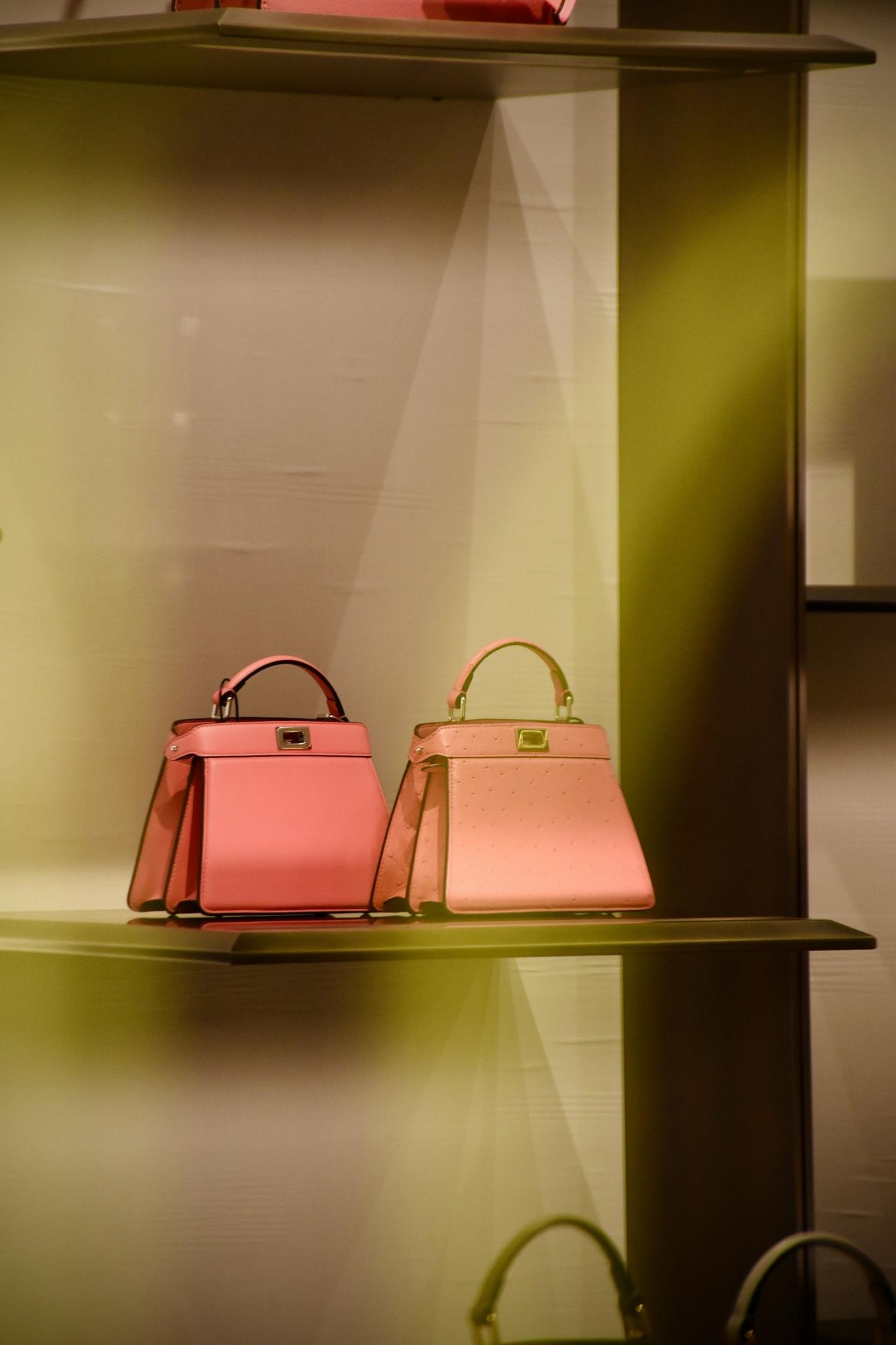 Sacs trapèzes roses de luxe porté main Peekaboo de Fendi pour femme © Arno Senoner/Unsplash