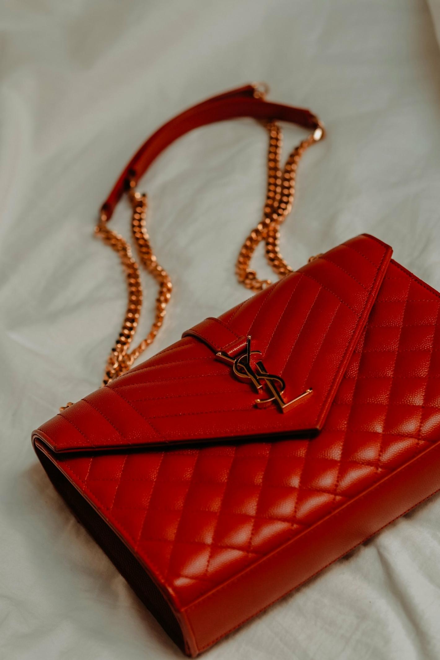 Minaudière moyenne rouge de luxe Enveloppe d'Yves Saint Laurent pour femme © Laura Chouette/Unsplash