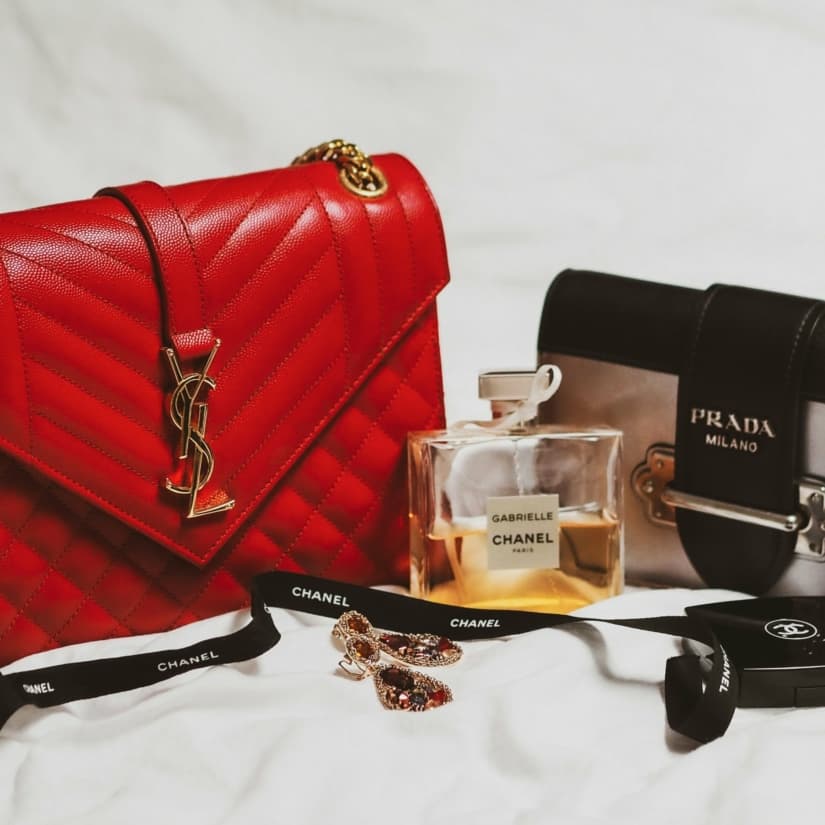 Sac à main de luxe Yves Saint Laurent pour femme © Laura Chouette/Unsplash